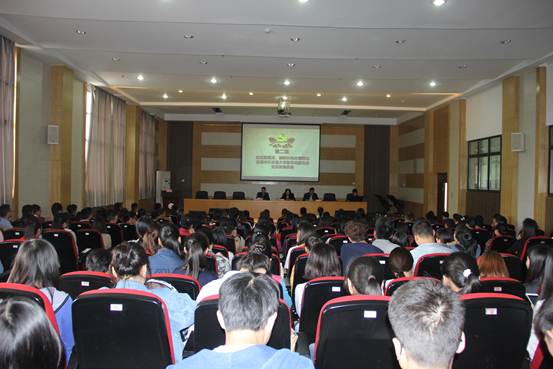 图1:向志钢同志宣读william威廉英国官网党委关于党员发展的批复