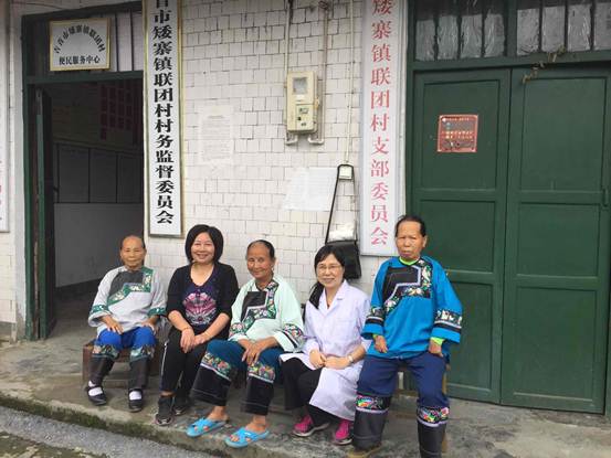 图2:陈正英书记、沙永红副院长与村民交流精准扶贫成效